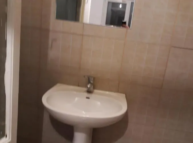 Tobyta Nu Primesc Santieristi Si Petrecareti بيت للعطل